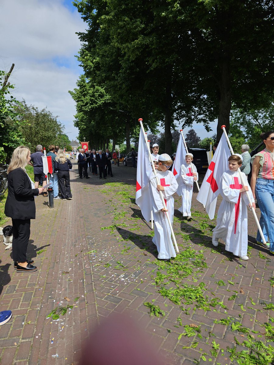 arnoldotten's tweet image. Mooie traditie in #Boxmeer. De jaarlijkse processie &apos;de Vaart&apos;. Cultuur, folklore en religie. Koesteren zou ik zeggen.