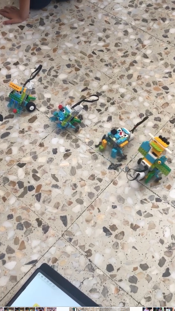 Después de las actividades "desenchufadas" nos adentramos en el apasionante mundo de la robótica de manos de Lego Wedo y gracias al material del centro de profesorado @CPLaalmunia . Trabajamos las unidades de medida para ver la cantidad de gr a transportar y cm a recorrer.