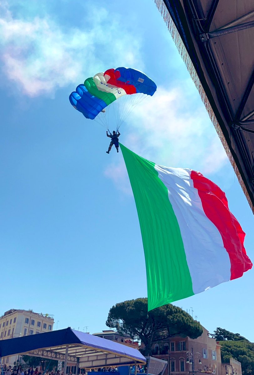 GiusyVersace's tweet photo. #2giugno W LA #Repubblica 🇮🇹democrazia, pace, lavoro, dignità! La nostra #Repubblica e il nostro tricolore ci uniscono anche nei successi sportivi:oggi celebriamo anche la Giornata nazionale dello #sport portatore di grandi valori e strumento di inclusione sociale.
W l’#Italia 🇮🇹 https://t.co/Q37MCh98cA