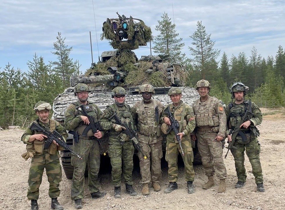VCorps's tweet photo. That's a wrap on #NorthenForest.
V Corps Commanding General , Lt. Gen. Charles D. Costanza, joined @Puolustusvoimat , Norwegian, and @10MTNDIV soldiers supporting Northern Forest, a national exercise of the Finnish Defence Forces, which is nested in the #DEFENDER24 exercise. https://t.co/svfDmVYbKq