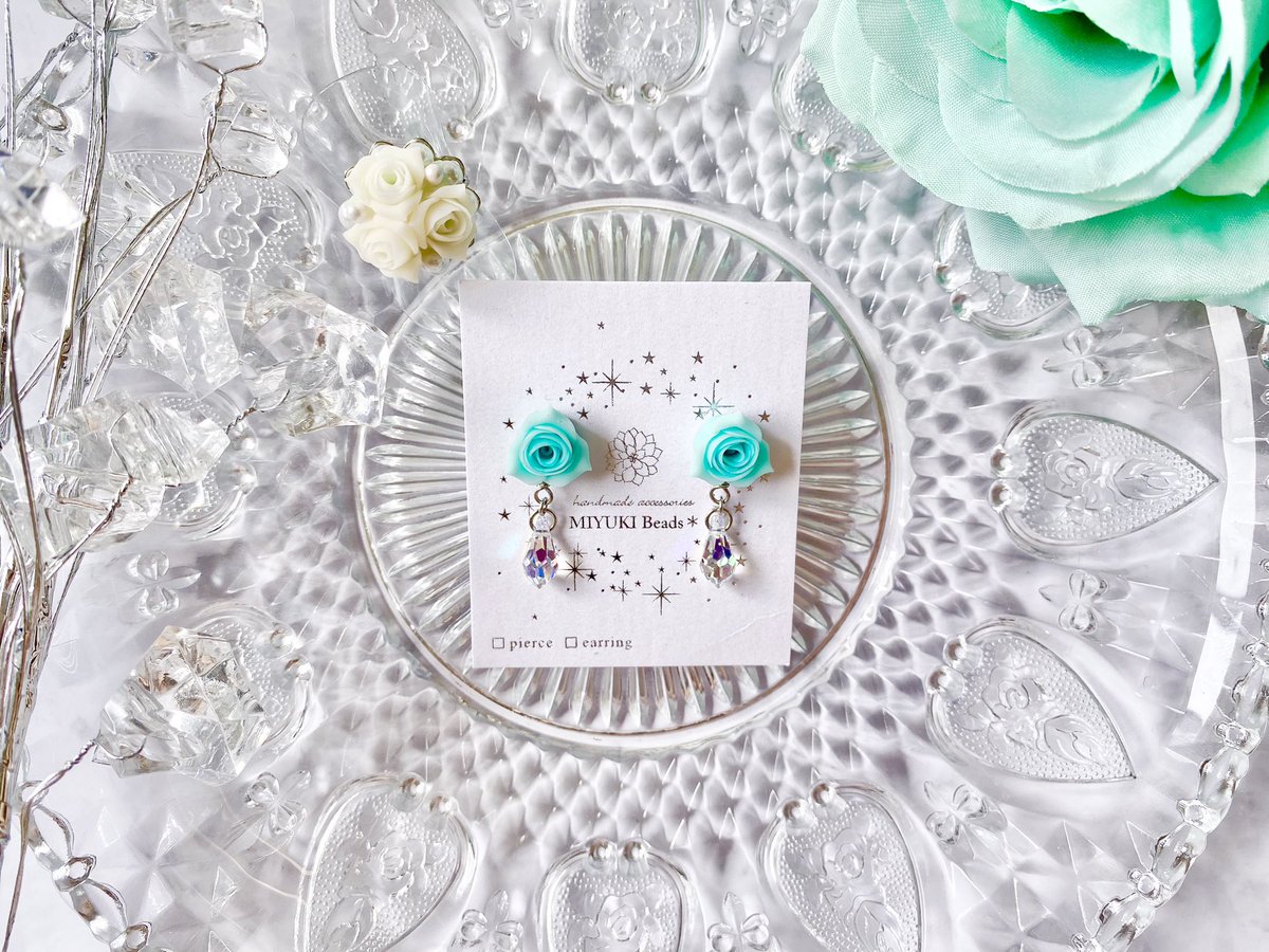 pierce ： 『 樹脂バラの耳飾り ｜ ナイル 』

ring ： 『 Rose bouquet ｜ ホワイト』