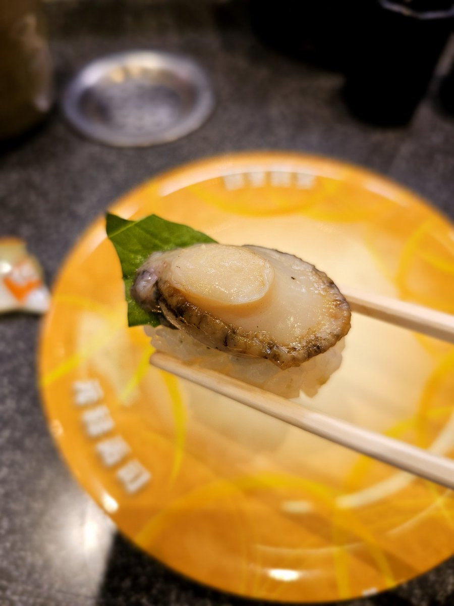 ghkdddevil's tweet image. 일본 왔으니 초밥먹기 근데 일본 깻잎이랑 한국 깻잎이랑 먹어보니 많이 다르네 #초밥 #寿司