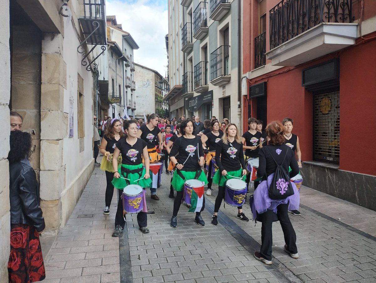EEPJaia's tweet photo. Eguzkia eta publikoa Ordizian!!! #publikoaaido #euskaleskolapublikoarenjaia https://t.co/7SGLkaNyGG