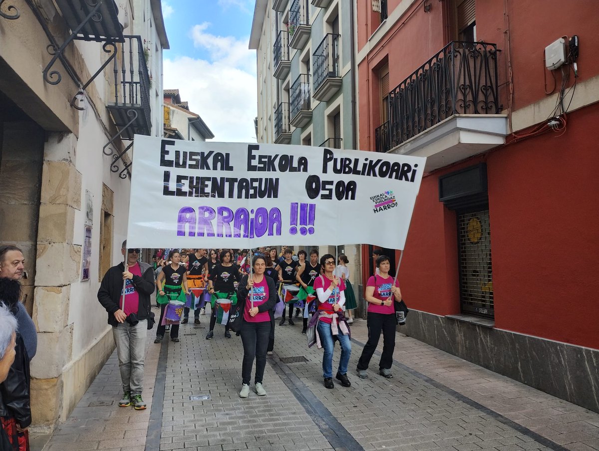 EEPJaia's tweet photo. Eguzkia eta publikoa Ordizian!!! #publikoaaido #euskaleskolapublikoarenjaia https://t.co/7SGLkaNyGG