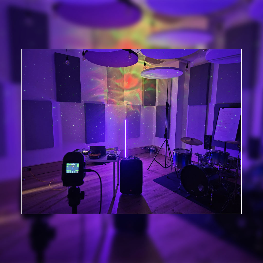 dBs_Institute's tweet image. Behind every door is another exciting project in development! Here's a sneak peek at Nicola Brophy's end of year performance prep at our Manchester campus 😍.

#dbscommunity #liveperformance #electronicmusicproducer