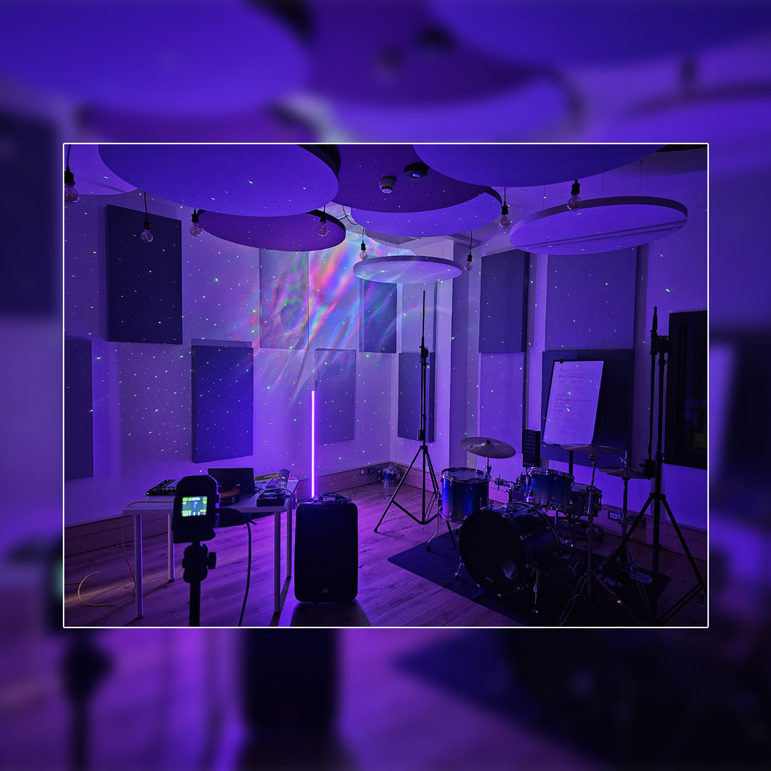 dBs_Institute's tweet image. Behind every door is another exciting project in development! Here's a sneak peek at Nicola Brophy's end of year performance prep at our Manchester campus 😍.

#dbscommunity #liveperformance #electronicmusicproducer