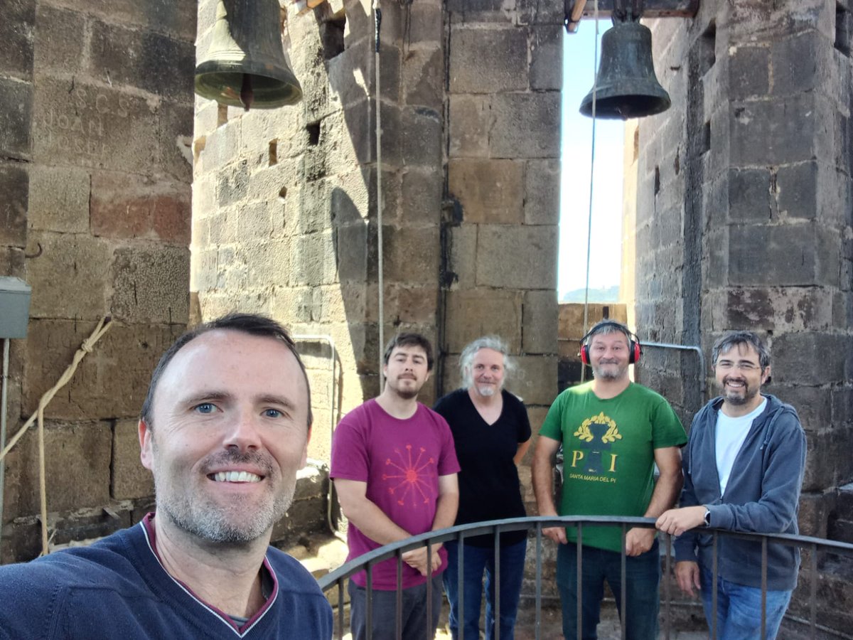 CampanersPi's tweet photo. Avui diumenge anunciem la festivitat de Corpus amb les campanes i  ho celebrem fent una catifa. La podeu gaudir a l’entrada principal de la nostra basílica! https://t.co/8PjqWZkdiz