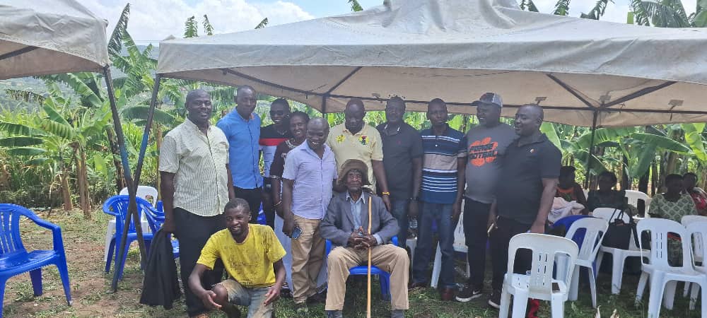 byamanywohaj's tweet photo. Today we are here in Ntungamo Rwabukata together with Airport colleagues at the burial of achild of our friend Mr.Kwesiga Arthur. My sincerest condolences to the family
MHSRIP
@mugumya
@Pl_uganda
#ahimbisibweivan
#Benard
#Nicholas
#Ephraim. https://t.co/UCRuBp7oIq