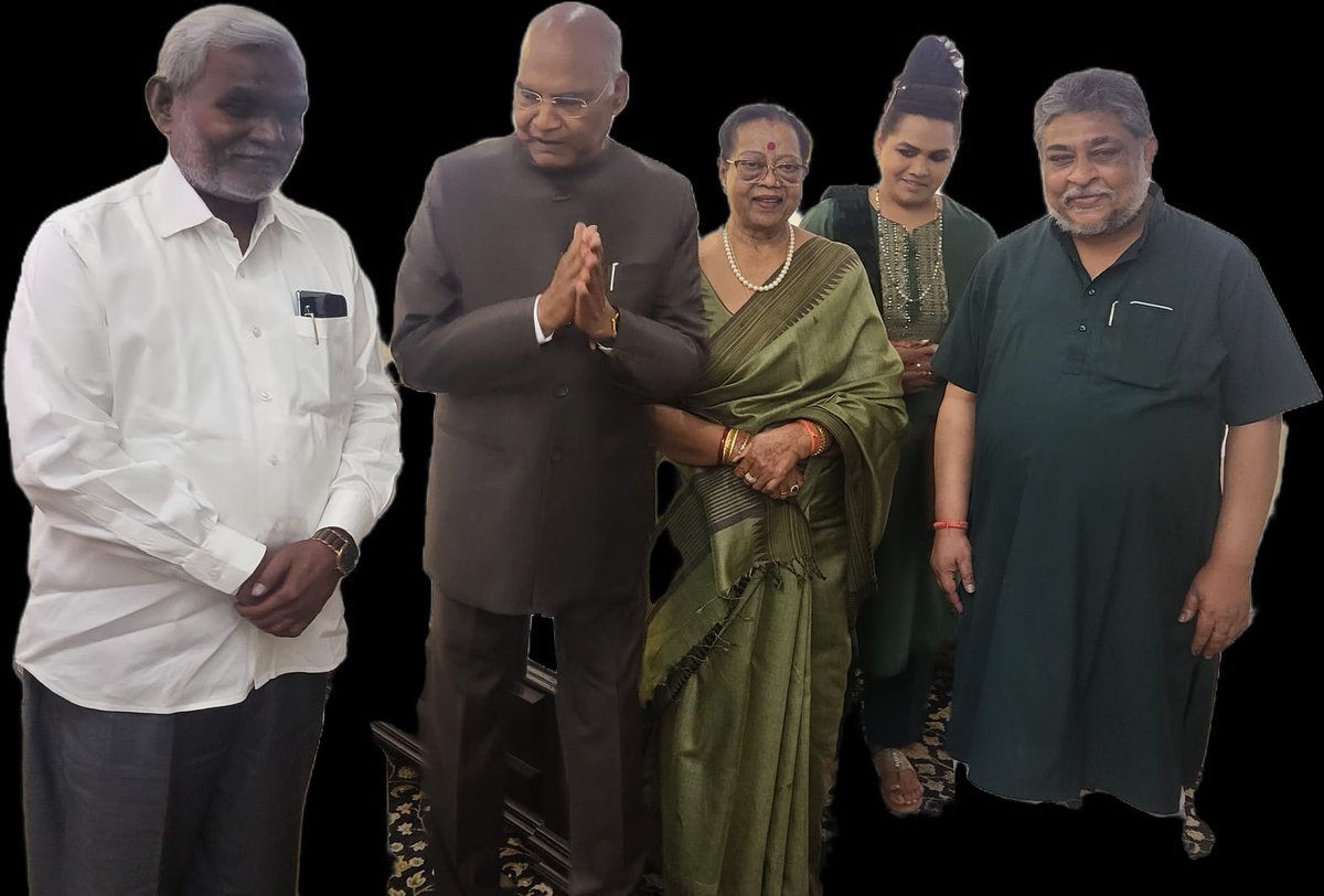 With Former President Shri Ramnath Kovind ji and his family members with Hon’ble CM Shri @ChampaiSoren ji at IGI Airport. @JmmJharkhand