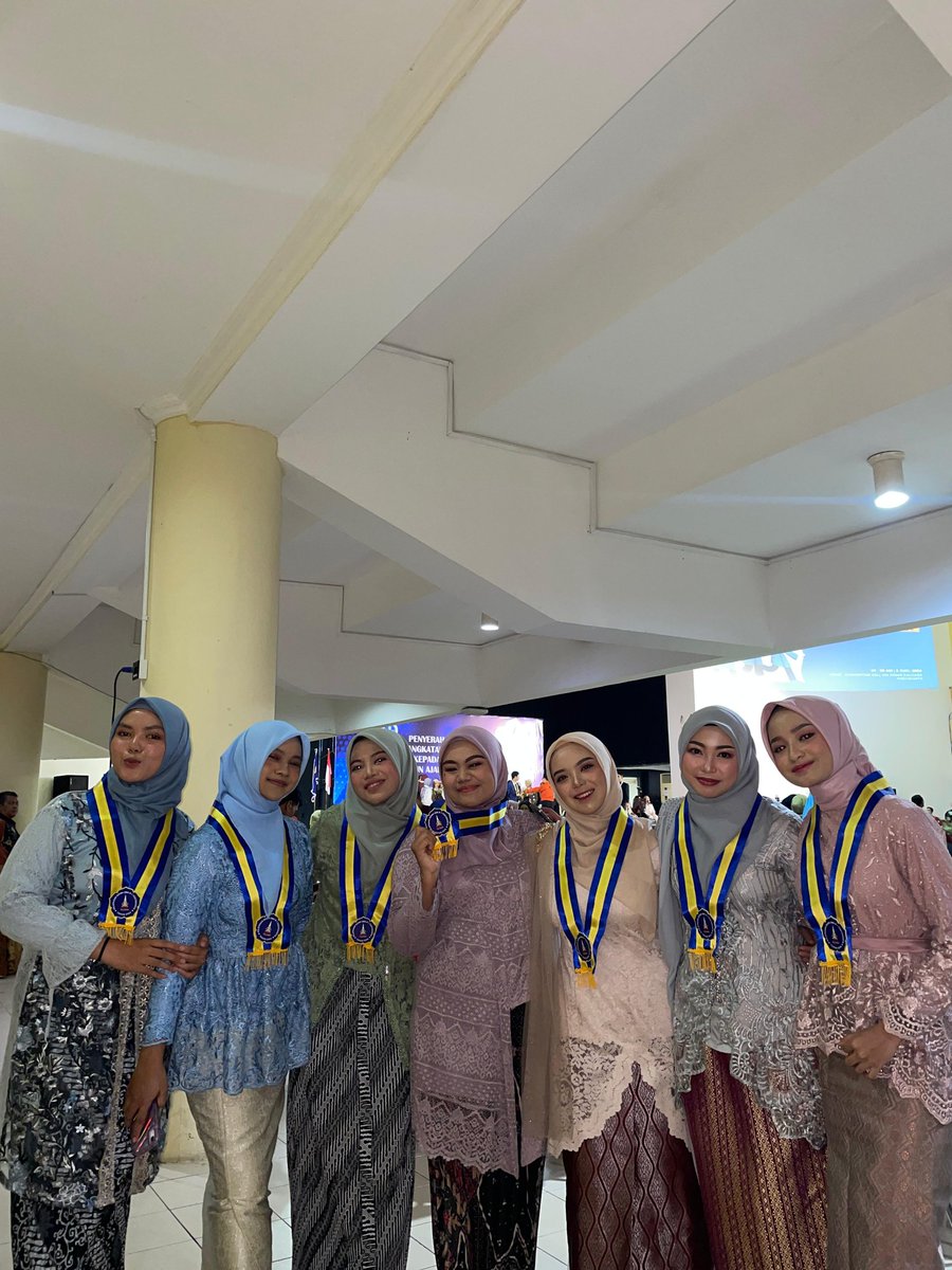yoursjustone's tweet photo. sayangnya aku di SMA 🎀🥺 hope this fiendship will longlasting yaa sayang-sayang ku... had so much fun, love, and beautiful memory yg bakal slalu aku inget sampe kapan pun. terima kasih buat semuanya! see you on top kiat-kiat 🚀💥🌻🩵 https://t.co/kyLXvpFqtC
