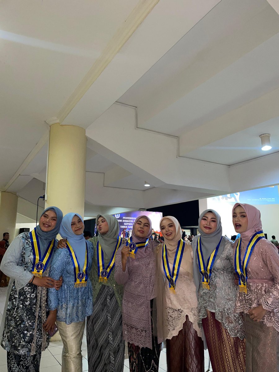 yoursjustone's tweet photo. sayangnya aku di SMA 🎀🥺 hope this fiendship will longlasting yaa sayang-sayang ku... had so much fun, love, and beautiful memory yg bakal slalu aku inget sampe kapan pun. terima kasih buat semuanya! see you on top kiat-kiat 🚀💥🌻🩵 https://t.co/kyLXvpFqtC