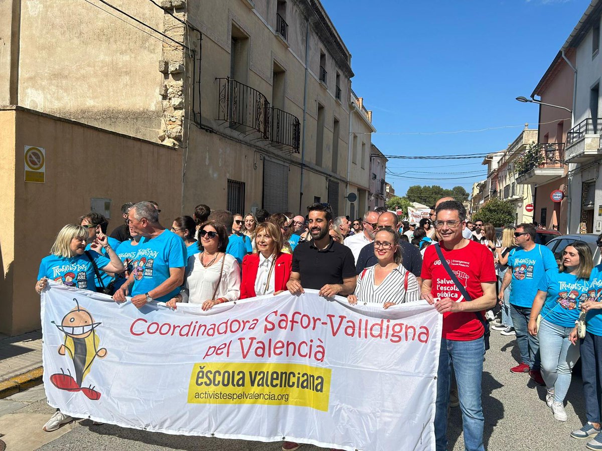 UGTRiberaSafor1's tweet photo. #UGTPV @UGTRiberaSafor1 @UGT_SP_PV @ensenyament_UGT a Llocnou de Sant Jeroni participant a la #Trobada2024 @escolatv de la Safor-Valldigna

Al carrer, a l'escola i pertot el Valencià uneix. El Valencià és finestra al món i ferramenta contra la ignorància 

#FemPobleParlemValencià https://t.co/1wgQgO8klR