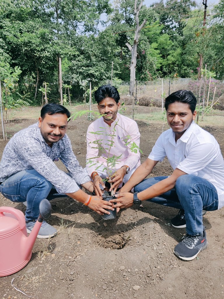 NSSUnitUTDBUMP's tweet photo. बरकतउल्ला विश्वविद्यालय राष्ट्रीय सेवा योजना यू टी डी इकाई के स्वयं सेवकों द्वारा मध्य प्रदेश के लोकप्रिय जन नायक पूर्व मुख्यमंत्री जी माननीय शिवराज सिंह चौहान जी के साथ मिलकर वृक्षारोपण किया गया @plantation @ChouhanShivraj @NSSRDBhopal @NSSBUBhopalMP @NSSUnitUTDBUMP @BMCBhopal https://t.co/eqrJ1gWrlP