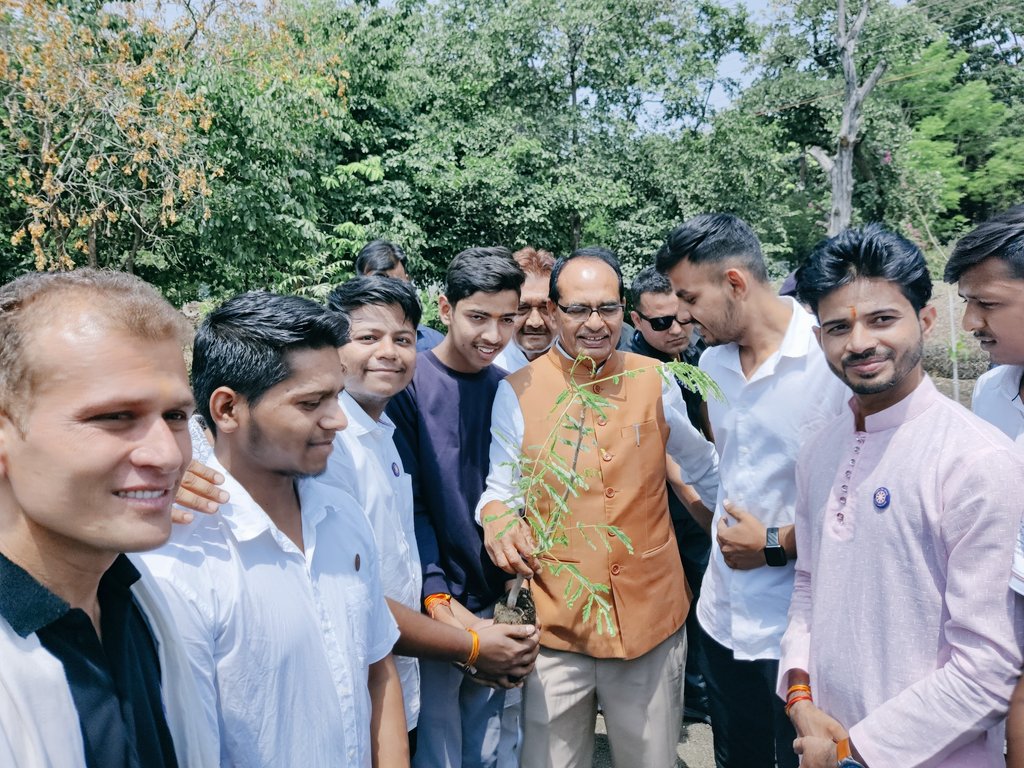 NSSUnitUTDBUMP's tweet photo. बरकतउल्ला विश्वविद्यालय राष्ट्रीय सेवा योजना यू टी डी इकाई के स्वयं सेवकों द्वारा मध्य प्रदेश के लोकप्रिय जन नायक पूर्व मुख्यमंत्री जी माननीय शिवराज सिंह चौहान जी के साथ मिलकर वृक्षारोपण किया गया @plantation @ChouhanShivraj @NSSRDBhopal @NSSBUBhopalMP @NSSUnitUTDBUMP @BMCBhopal https://t.co/eqrJ1gWrlP