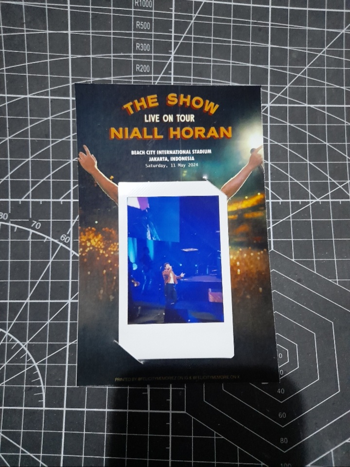 gais ada yg mau cetak polaroid memories konser [niall] kemarin ga? sender rencananya mau buka jasa cetak+frame ada yg tertarik ga yaa? harga sekitar 20k per lembar polaroid+framenya