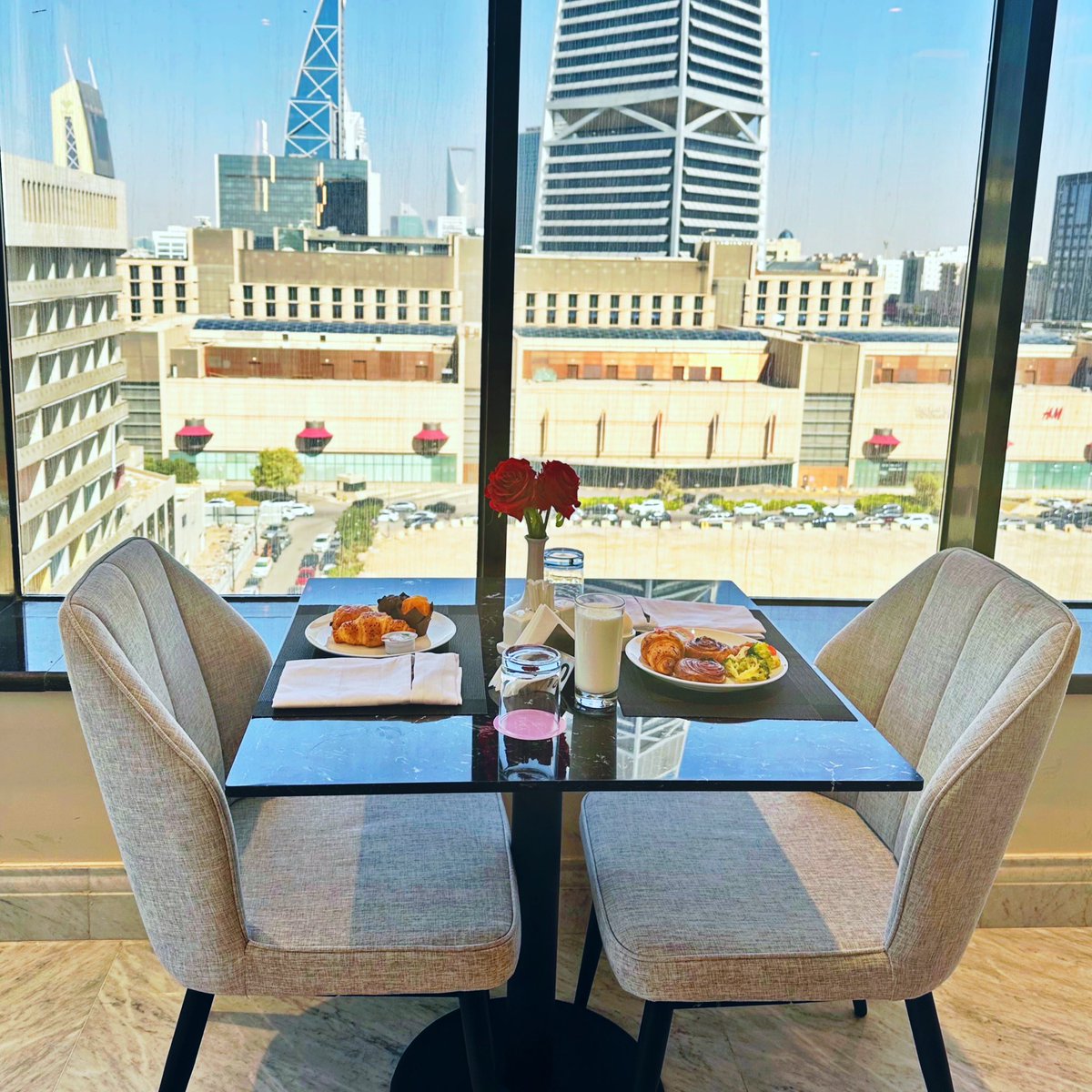 استمتع بتناول الطعام بأناقة مع إطلالة في مطعم فندق ترى، حيث تمثل كل وجبة رحلة طهي في ظل خلفية خلابة. تذوق نكهات الفخامة وسط أجواء لا مثيل لها.

#Turahotel #LuxuryStay #saudihotel #ksa