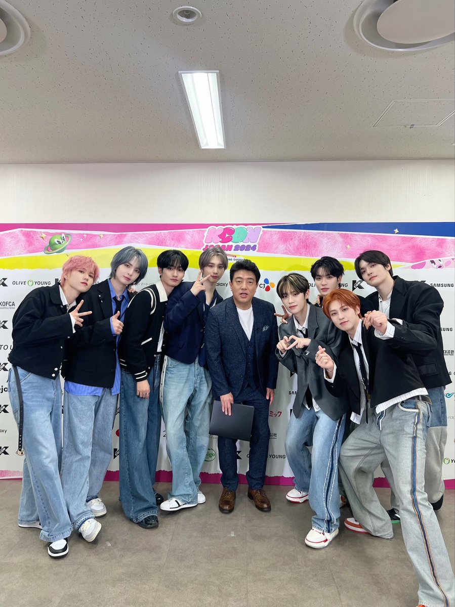 EPEX_JPN's tweet photo. [🎁]

K-POP HOUSEをご覧いただいた皆さん✨☺
ありがとうございました!!

インタビューはどうでしたか⁇👀
また画面越しでもZENITHと沢山会えるように頑張ります✊!!

写真は司会の佐野さんと💚
ありがとうございました👼

#이펙스 #WISH #KEUM #MU #AMIN #BAEKSEUNG #AYDEN #YEWANG #JEFF #KPOPHOUSE https://t.co/UHeZdKKJP7