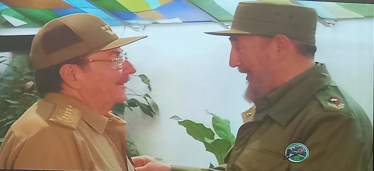 #RaúlEsRaúl 
Hermanos de sangre y de ideas.
El cariño, la admiración y el respeto entre los dos, está sustentado en la entrega a la Revolución.
Compartieron juntos los peligros y sacrificios, enfrentaron y superaron todo tipo de obstáculos.