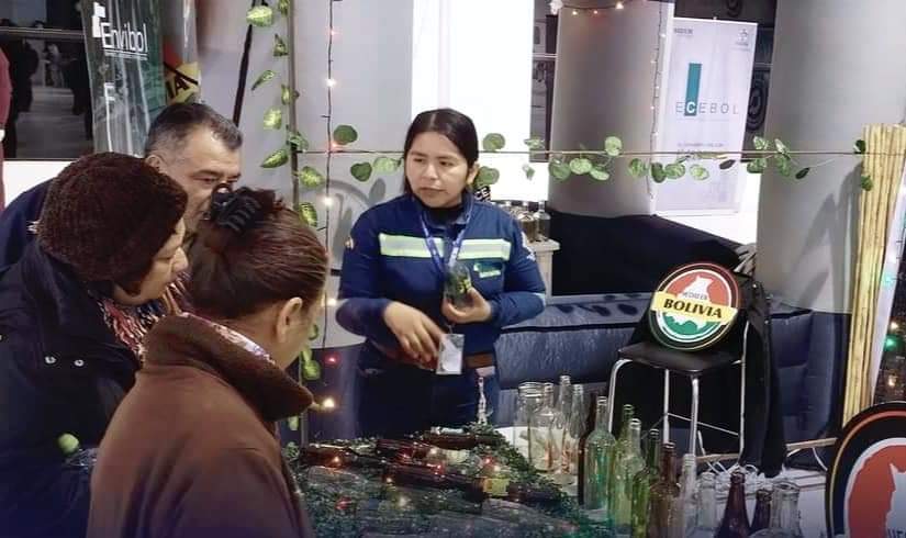 MDPRyABolivia's tweet image. #ECEBOL,  #ENVIBOL y #CARTONBOL participan en la Feria Gran Chaco “Hecho en Bolivia” que se realiza en #Yacuiba, informan a la población sobre los productos de alta calidad que producen, la generación de fuentes de empleos y su aporte en la dinamización de la economía del país.