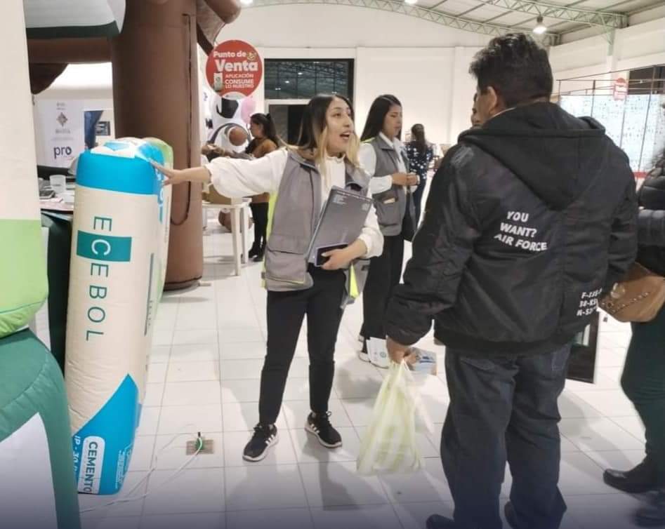 MDPRyABolivia's tweet image. #ECEBOL,  #ENVIBOL y #CARTONBOL participan en la Feria Gran Chaco “Hecho en Bolivia” que se realiza en #Yacuiba, informan a la población sobre los productos de alta calidad que producen, la generación de fuentes de empleos y su aporte en la dinamización de la economía del país.