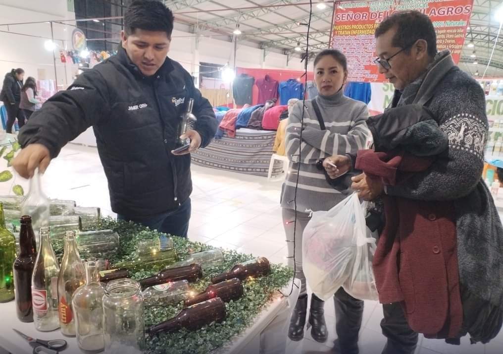 MDPRyABolivia's tweet image. #ECEBOL,  #ENVIBOL y #CARTONBOL participan en la Feria Gran Chaco “Hecho en Bolivia” que se realiza en #Yacuiba, informan a la población sobre los productos de alta calidad que producen, la generación de fuentes de empleos y su aporte en la dinamización de la economía del país.