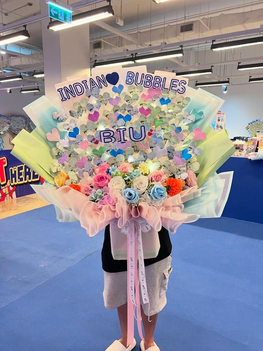 BubblesIndianFC's tweet image. Our Bouquet Project has reached its Destination 🫶🏻 Thank You everyone for working in making the project successful 🫶🏻💙Admin Lee and Admin Lin are very thankful for everyone's hardwork 💙🫶🏻

#BUILDLETSGROWTHREEGETHER
#BuildJakapan #Beyourluve #Bubbles @JakeB4rever @Build_FamilyFC