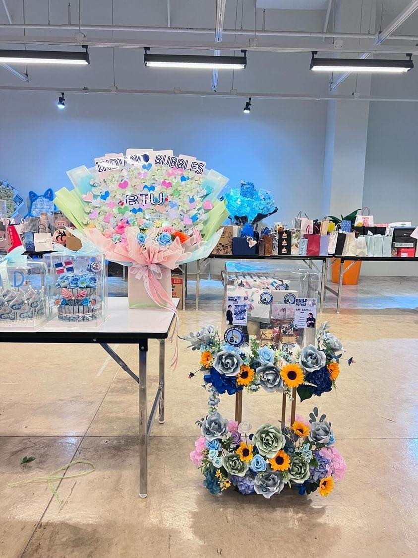 BubblesIndianFC's tweet image. Our Bouquet Project has reached its Destination 🫶🏻 Thank You everyone for working in making the project successful 🫶🏻💙Admin Lee and Admin Lin are very thankful for everyone's hardwork 💙🫶🏻

#BUILDLETSGROWTHREEGETHER
#BuildJakapan #Beyourluve #Bubbles @JakeB4rever @Build_FamilyFC