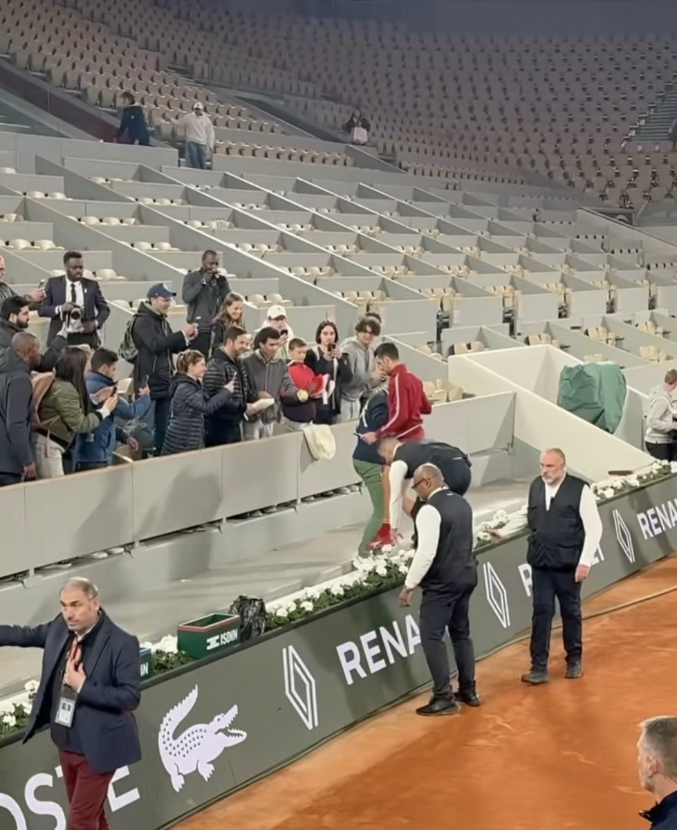 teozorzoli's tweet photo. Dopo essere rientrato negli spogliatoi dopo il match record con #Musetti, Novak #Djokovic è tornato in campo per ringraziare personalmente il bambino che lo ha supportato in ogni singolo 15 e che ha citato durante l’intervista con Corretja. Queste le immagini dall’account Instagram franck62126 ❤️