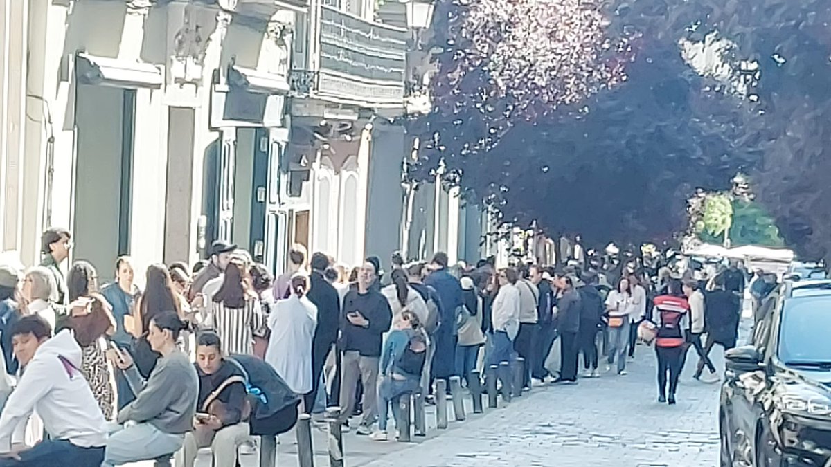 #EleccionesMéxico2024 ⚡️Gran respuesta de los #mexicanos y #mexicanas en #Madrid. La Dra. Amparo Luna de <a href="/RedGlobalMxEsp/">Red Global Mx España</a> nos comparte desde la <a href="/EmbaMexEsp/">Embajada de México en España</a> su experiencia, haciendo cola desde temprana hora para votar. Las filas son largas, pero ordenadas. Gran muestra de civismo.