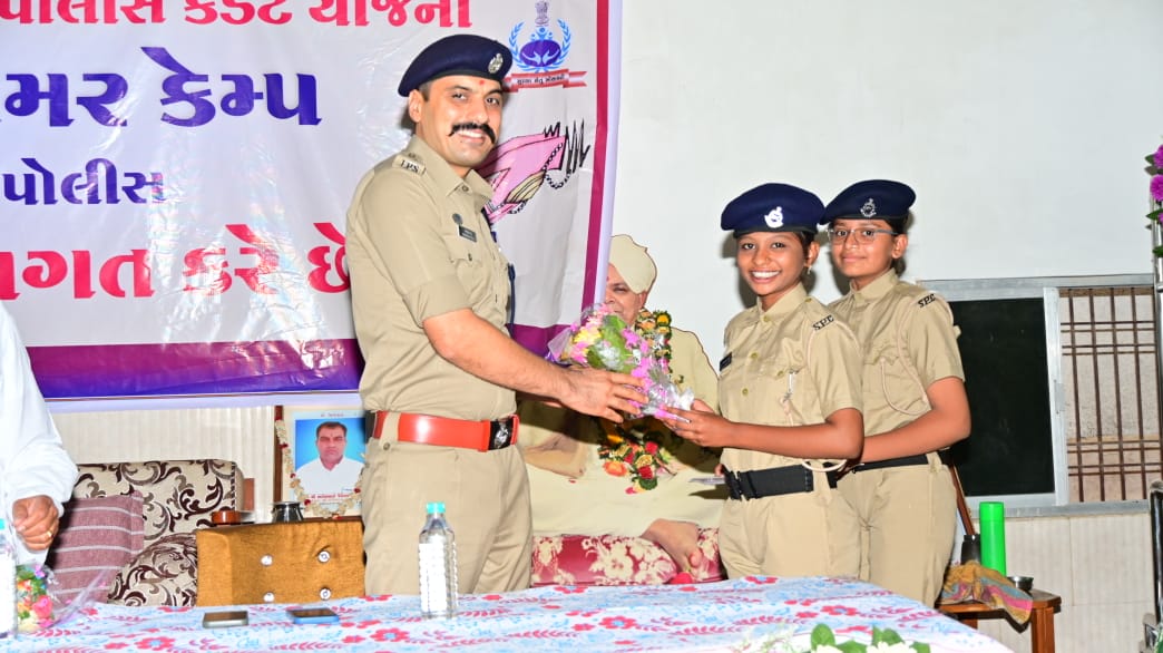 SP Jamnagar (@sp_jamnagar) on Twitter photo જામનગર જિલ્લા પોલીસ અધિક્ષકશ્રી પ્રેમસુખ ડેલૂ સાહેબ દ્વારા જામજોધપુર તાલુકાના ઘુનડા ખાતે જિલ્લા પોલીસ તેમજ સુરક્ષા સેતુ સોસાયટીના સહયોગથી આયોજિત સમર પોલીસ કેમ્પના સમાપન પ્રસંગે હાજર રહી બાળકો સાથે સંવાદ અને ઈનામ વિતરણ કરી પ્રોત્સાહિત કરવામાં આવેલ.
<a href="/dgpgujarat/">DGP Gujarat</a> <a href="/GujaratPolice/">Gujarat Police</a> જામનગર જિલ્લા પોલીસ અધિક્ષકશ્રી પ્રેમસુખ ડેલૂ સાહેબ દ્વારા જામજોધપુર તાલુકાના ઘુનડા ખાતે જિલ્લા પોલીસ તેમજ સુરક્ષા સેતુ સોસાયટીના સહયોગથી આયોજિત સમર પોલીસ કેમ્પના સમાપન પ્રસંગે હાજર રહી બાળકો સાથે સંવાદ અને ઈનામ વિતરણ કરી પ્રોત્સાહિત કરવામાં આવેલ.
<a href="/dgpgujarat/">DGP Gujarat</a> <a href="/GujaratPolice/">Gujarat Police</a>
