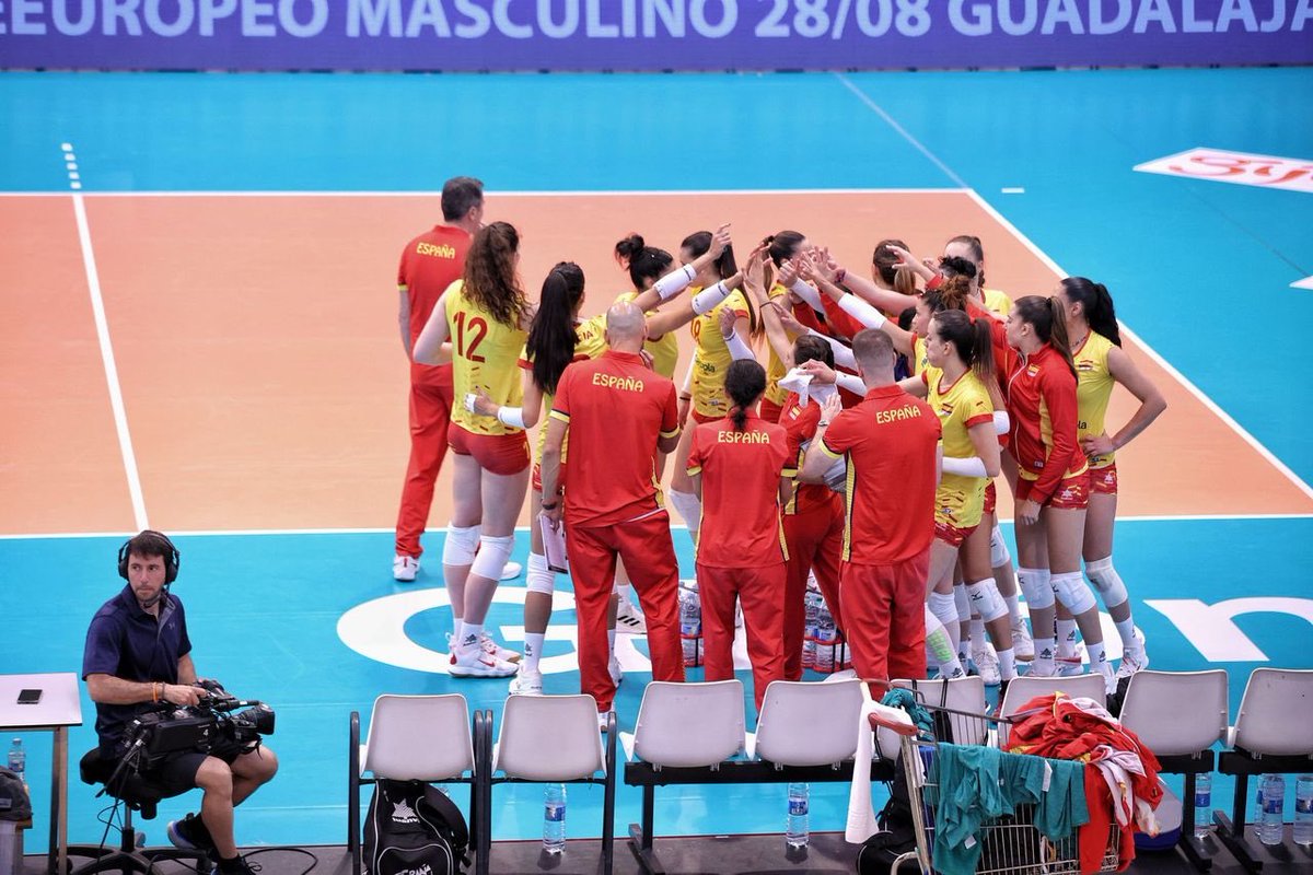 #EuroLeagueW | 💥 IM PA RA BLES 💥 Brillantes Paola Martínez y Zoi Mavrommatis para llevar a Leonas al 2-1 🤩

🇪🇸2️⃣ (15,25,25)
🇷🇴1️⃣ (25,19,16)

¡¡SEGUIMOS, LEONAS!! 🦁🔥

📺 En DIRECTO >> <a href="/teledeporte/">Teledeporte</a>