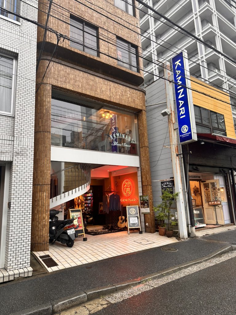 中華街に行ったついでに@Kaminari_Guitar さんに寄ってきました。実はベースもギターもカミナリケーブルにお世話になっております。オリジナルPJベースのプロトタイプ弾かせていただきました！完成が楽しみ🎵