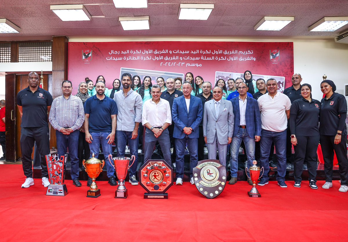 Ahly_Handball's tweet photo. 📸 لقطات من تكريم مجلس إدارة النادي برئاسة الكابتن محمود الخطيب لسيدات اليد 🤩🔝 https://t.co/9YuiteJP86
