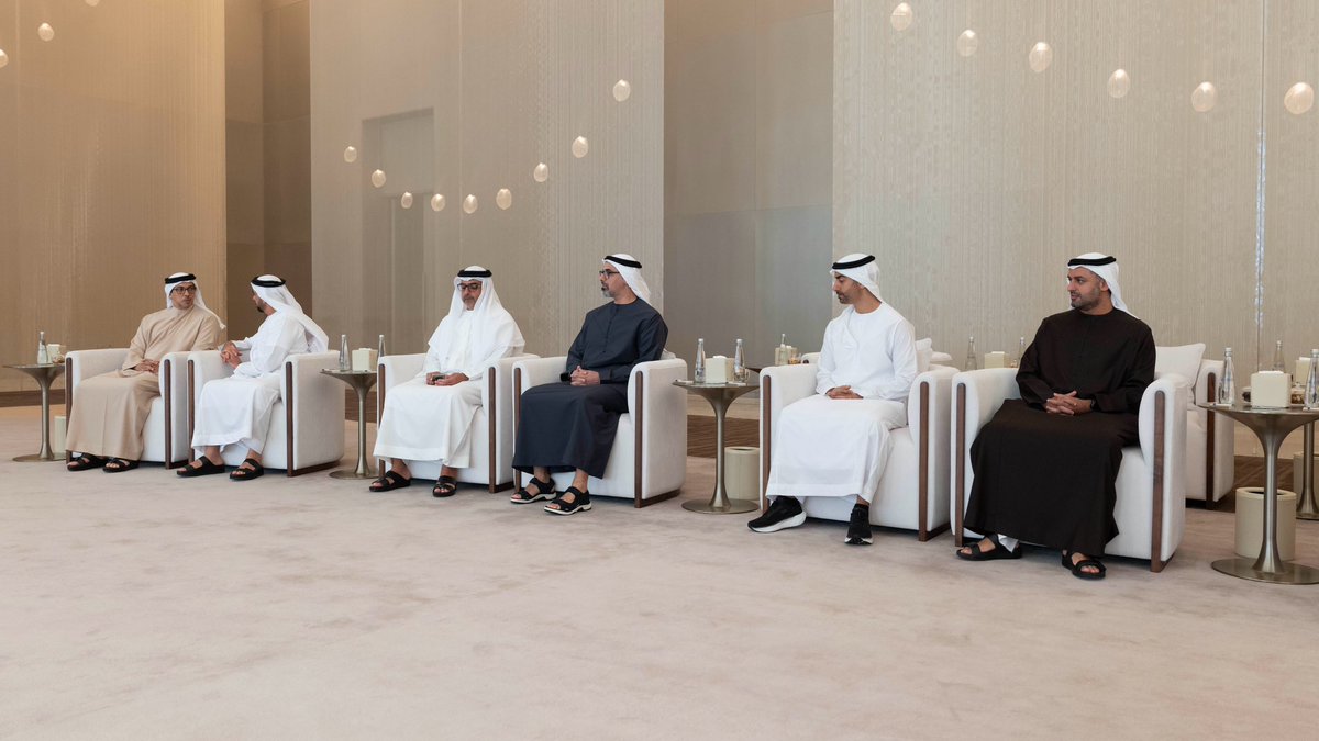 سمو الأمير المفدى وأخوه صاحب السمو الشيخ محمد بن زايد آل نهيان رئيس دولة الإمارات العربية المتحدة الشقيقة، يبحثان العلاقات الأخوية بين البلدين الشقيقين والسبل الكفيلة بدعمها وتوطيدها، وتعزير العمل الخليجي المشترك، وذلك خلال المباحثات التي عقدت في مدينة أبوظبي. #قطر #الإمارات