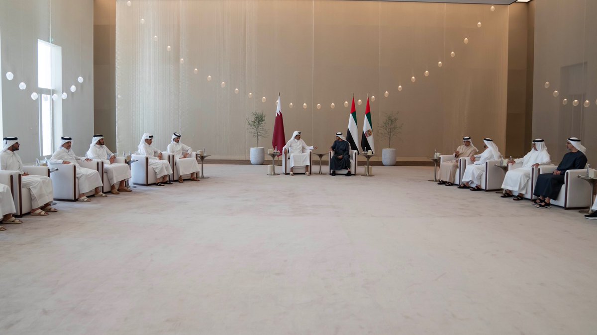 AmiriDiwan's tweet photo. سمو الأمير المفدى وأخوه صاحب السمو الشيخ محمد بن زايد آل نهيان رئيس دولة الإمارات العربية المتحدة الشقيقة، يبحثان العلاقات الأخوية بين البلدين الشقيقين والسبل الكفيلة بدعمها وتوطيدها، وتعزير العمل الخليجي المشترك، وذلك خلال المباحثات التي عقدت في مدينة أبوظبي. #قطر #الإمارات https://t.co/yxMk3WzFmu