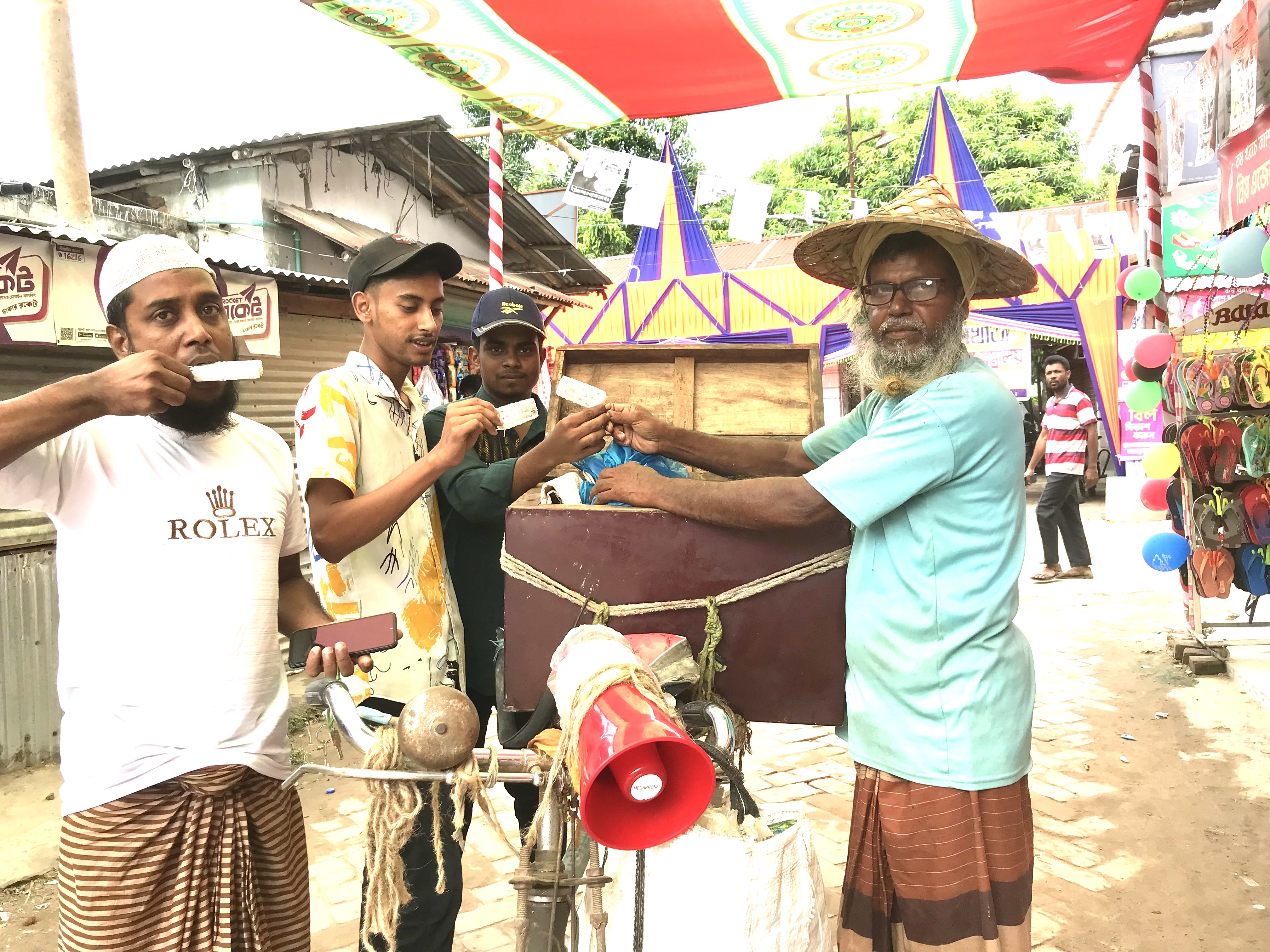 আইসক্রিম বিক্রি করেই চলে যার সংসার