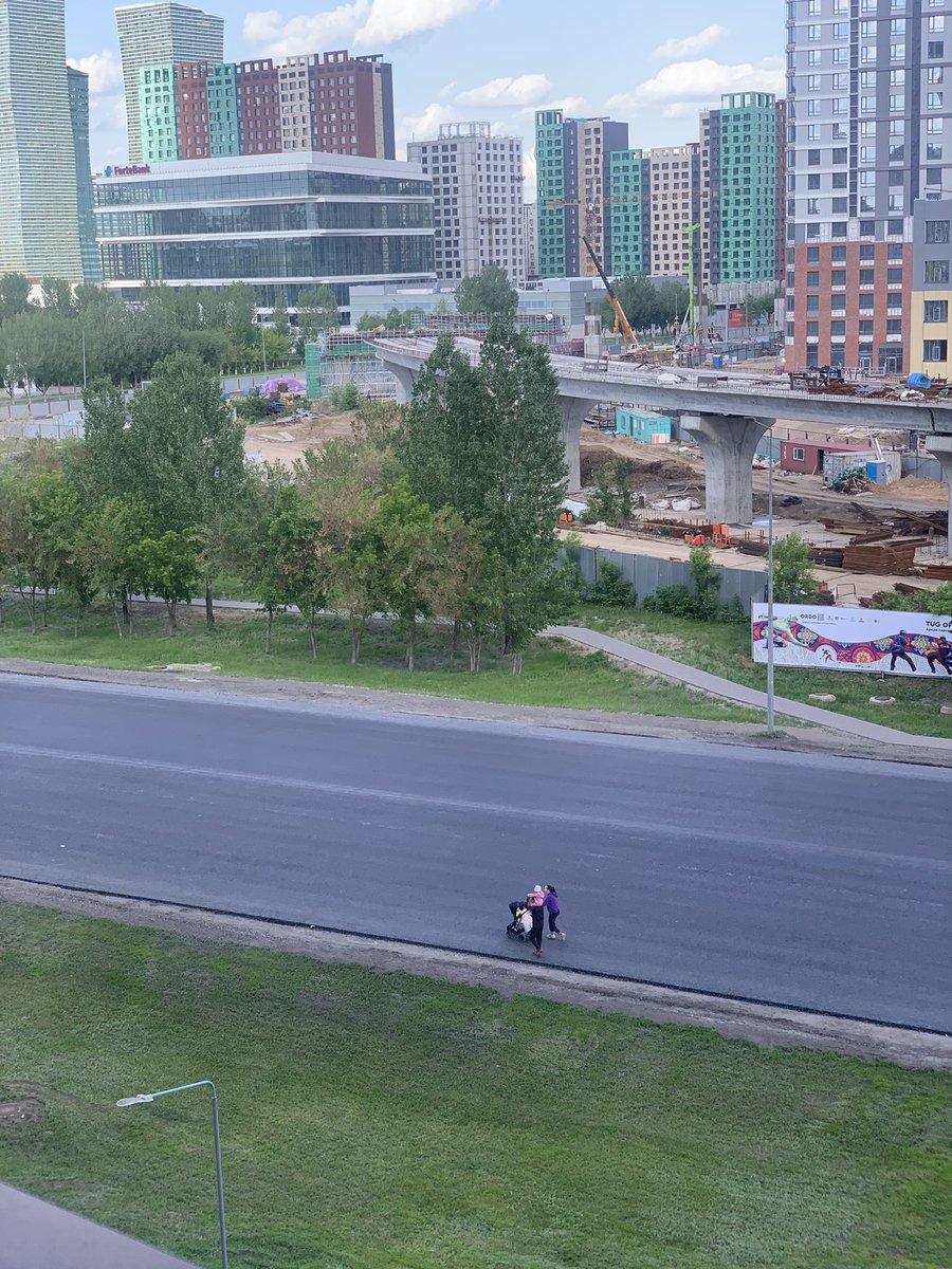 Iskander_kz's tweet photo. Молодая семья ебашит по проезжей части. Масло, холст. Астана, 2024. (Потому что тротуара нет) https://t.co/naOAiJJL6n