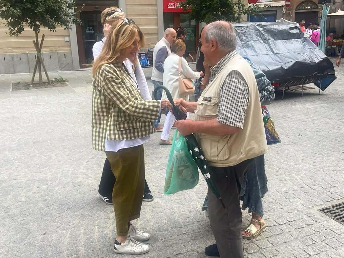 raffaellapaita's tweet photo. Stamani tappa a Ovada, Piemonte, con l’amica Silvia Fregolent e tanti amici che ci sostengono. È l’ultima domenica prima del voto, continuiamo a stare nelle piazze e nelle strade fino alla fine della campagna elettorale! Questi sono i giorni decisivi per far conoscere il nostro simbolo e il nostro progetto. Non ci ha fermati neppure la pioggia! Avanti insieme!