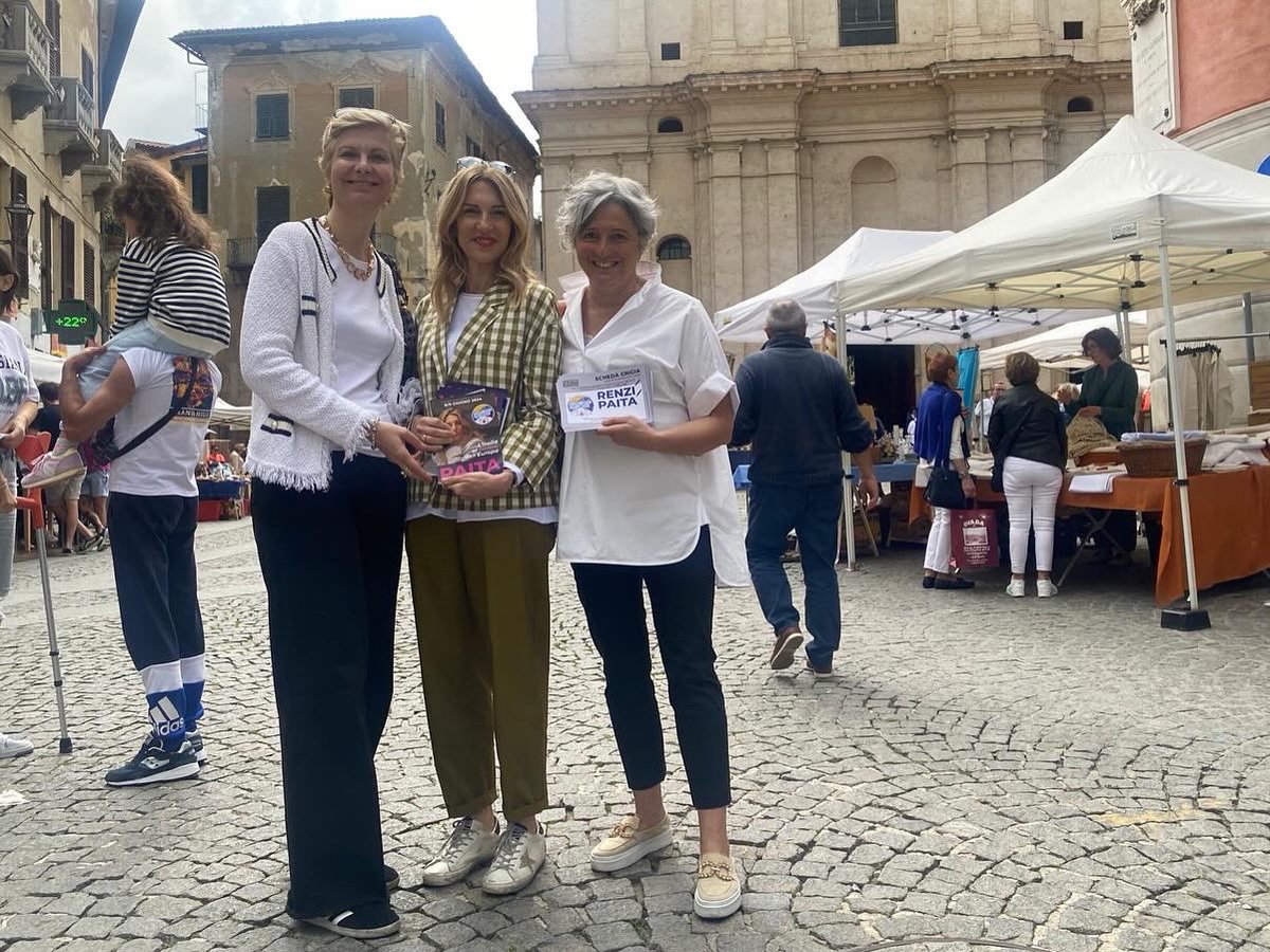 raffaellapaita's tweet photo. Stamani tappa a Ovada, Piemonte, con l’amica Silvia Fregolent e tanti amici che ci sostengono. È l’ultima domenica prima del voto, continuiamo a stare nelle piazze e nelle strade fino alla fine della campagna elettorale! Questi sono i giorni decisivi per far conoscere il nostro simbolo e il nostro progetto. Non ci ha fermati neppure la pioggia! Avanti insieme!