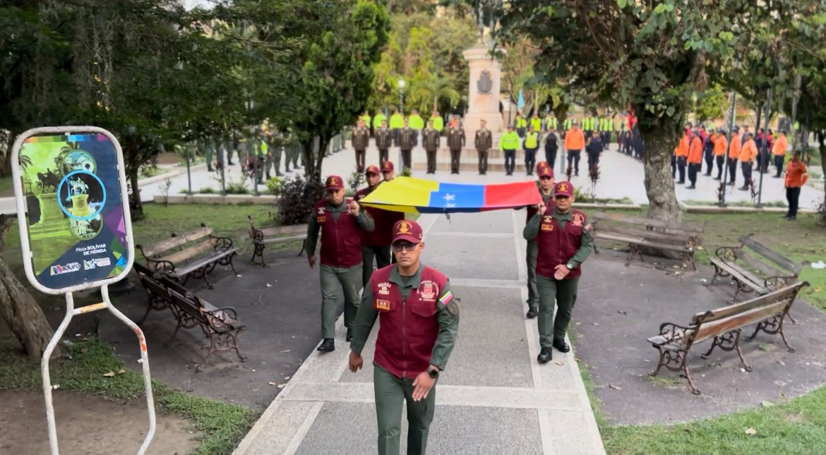 Meridacz_22's tweet photo. La #FANB en perfecta fusión Cívico Militar y Policial, realizaron Izada General de Nuestra Gloriosa Bandera Nacional en la Plaza Bolívar del Mcpio. Libertador del Edo. Bolivariano de Mérida, con la finalidad de enaltecer los Valores patrios y el Espíritu Militar https://t.co/OUykonQ1SK