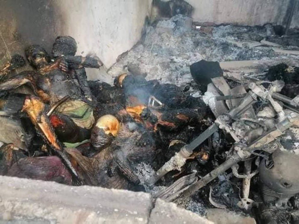 ما عاشته غزة الأبية يعيشه أطفال #السودان 🇸🇩 أيضًا.
هذه صورة أطفال وأمهاتهم حُرقوا أحياءً بيد الميليشيا وداعموها في الجنينة بدارفور الذي يشاهد إبادة جماعية، ولا تزال مستمرة تحت أعين وأنظار العالم، لكنه يتصرف كأنّ حياة السوداني بلا قيمة.

رجاءًا ساعدونا لنُغطي جرائم السودان أيضا💔