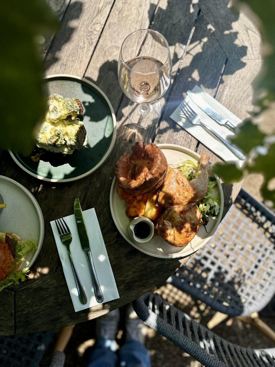 lassorichmond's tweet image. Looking for somewhere to enjoy your Sunday roast outside? Come and join us as the Lass! 🍻🌳

Walk in tables are available or to secure your seat for future weekends book in through our website or the link in our bio ☝️

#outsidedining #alfresco #pubgarden #beergarden
