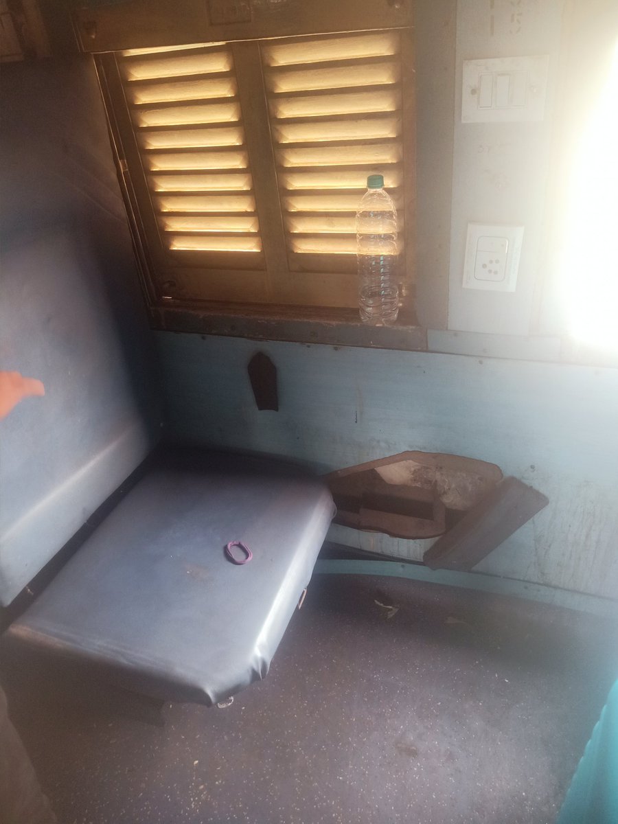 NezamiEr's tweet photo. PNR:2544009311,S-5, S No -16
TRN:13430,DOJ:2-6- 24,SL,PNBE-MLDT
 ट्रेन में सफर सुरु करते ही इस टूटी पैनल के कारण मोबाइल फतुहा होम सिग्नल के पास बाहर गिर गया, इसका जिम्मेदार कोन है?
How is Responsible of this?

@RailMinIndia @officecmbihar 
@sureshprabh 
@drmdnr @indianrailway__ https://t.co/z8jxz12c5D
