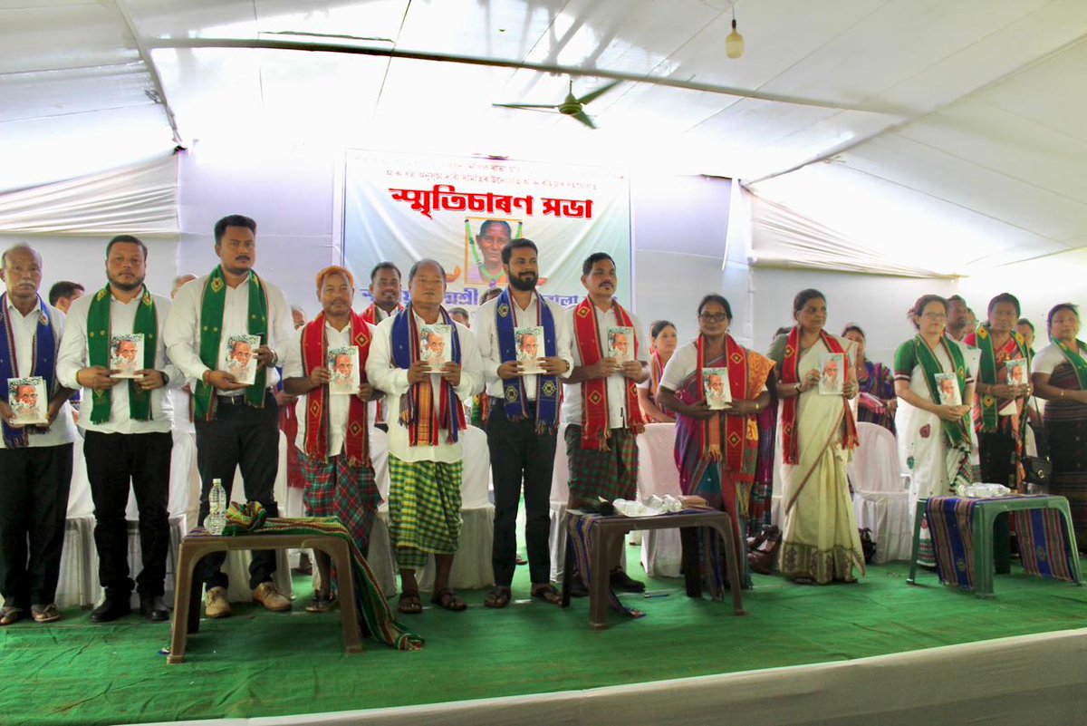 Utpal_Assam's tweet photo. গোৱালপাৰা জিলাৰ ঠাকুৰবিলা ৰাজহুৱা খেলপথাৰত আয়োজিত স্বৰ্গীয় পদ্মশ্ৰী ড• বিৰুবালা ৰাভা বাইদেউৰ শ্ৰদ্ধাঞ্জলি ও ৰাজহুৱা আদ্যশ্ৰাদ্ধ অনুষ্ঠানত উপস্থিত থাকি বিদেহ আত্মাৰ সদগতি কামনা কৰিলোঁ । অন্ধবিশ্বাস আৰু কু-সংস্কাৰৰ বিৰুদ্ধে আজীৱন নিৰৱছিন্ন যুঁজ কৰি যোৱা মহীয়সী গৰাকীৰ শোকসন্তপ্ত পৰিয়াললৈ সমবেদনা জ্ঞাপন কৰোঁ ।বাইদেউ-এ অন্ধবিশ্বাস আৰু কু-সংস্কাৰৰ বিৰুদ্ধে আৰম্ভ কৰা এই যুঁজখন জীয়াই ৰাখিবলৈ এই ৰাজহুৱা সভাতে আমি চৰকাৰলৈ তিনিটা প্ৰস্তাৱ আগবঢ়াও -

১) হাইস্কুল পৰ্যায়ৰ পাথ্যপুথিত বাইদেউৰ নামত এটি পাঠ সন্নিৱিষ্ট কৰিব লাগে।

২) বাইদেউৰ গৃহভূমি ঠাকুৰবিলাত এখনি ছোৱালী মহাবিদ্যালয় স্থাপন কৰিব লাগে।

৩) অসম মহিলা বিশ্ববিদ্যালয়ত ড• বিৰুবালা ৰাভাৰ নামত এখন আসন স্থাপন কৰিব লাগে যাতে তেখেতৰ জীৱন, দৰ্শন আৰু কৰ্মৰাজিৰ বিষয়ে পৰিকল্পিত গৱেষণা কৰাটো সম্ভৱ হৈ উঠে।