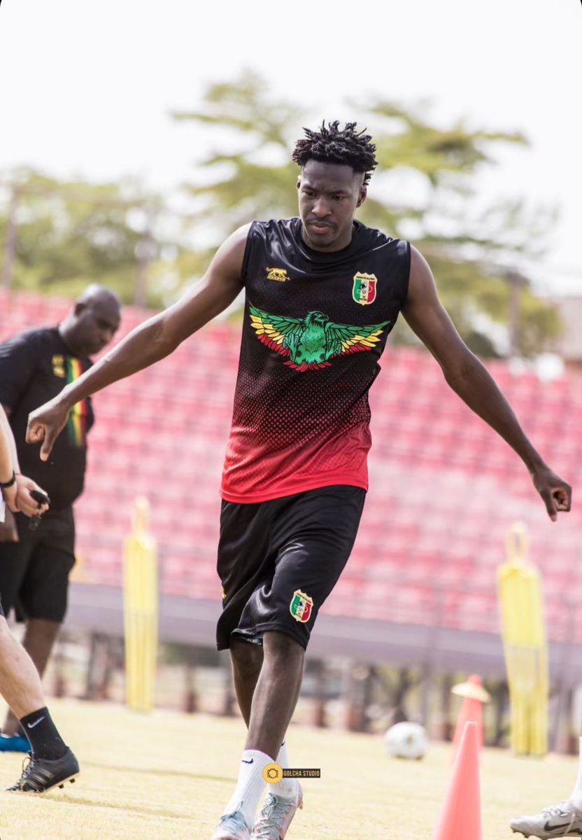 Notre nouveau joueur Mamadou Camara qui fait ses premiers pas dans le nid 🆕🇲🇱

📸 <a href="/golcha_studio/">Golcha Studio</a>