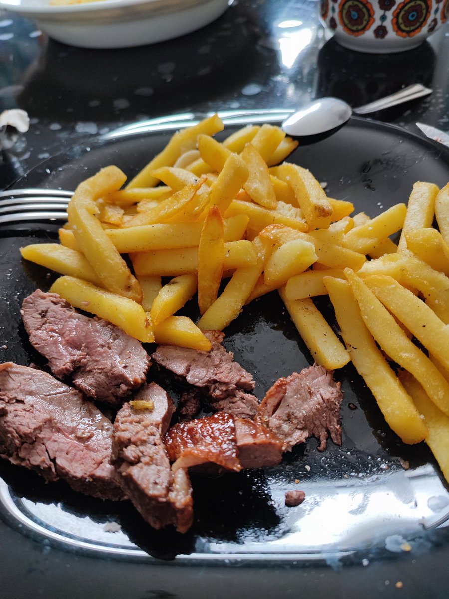 chocoylatine's tweet photo. Un dimanche en France , solidarité Chocolatinie Belgiquitinie 🤝🤜🤛
#magrets #frites https://t.co/K31AvfRJNI