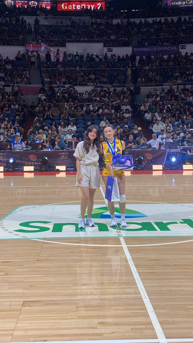 ABSCBNNews's tweet photo. LOOK: Kapamilya actress Belle Mariano awarded this year's MVP Analain Salvador. #StarMagicAllStarGames2024 #StarMagicGames2024 | via @thea_templanza https://t.co/f4Cr9YKgDu