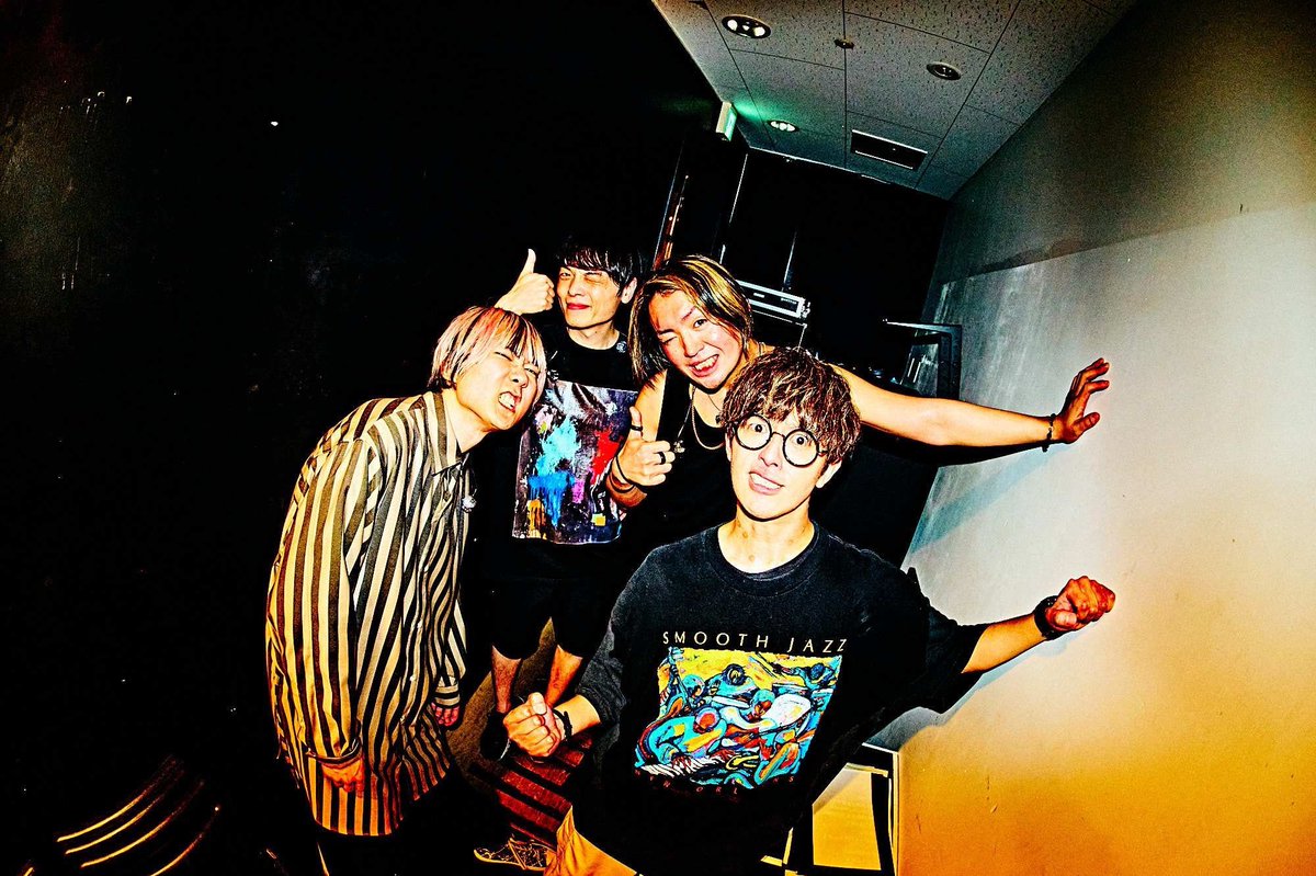 BLUEN_official's tweet photo. 【💮🛑ご報告 🛑💮】

NYに渡米中の
辻村勇太が

この秋、、
🇯🇵🇺🇸一時帰国決定🇺🇸🇯🇵

11月から始まる
ブルエンワンマンツアー
全公演、参加します！！！

待望のメンバー4人での全国ツアー
お待ちしてます🔥

🛑↓チケット先行受付中↓🛑
https://t.co/z5h6IlUehj https://t.co/pyHrqmXils