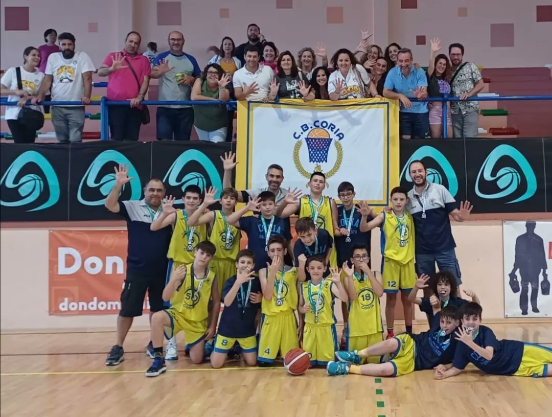 BaloncestoCoria's tweet photo. Celebramos la enorme 5ª posición de nuestros Minis en el #cadebamm2024, redondeando el Campeonato con una gran victoria ante @adesa80balonces
Enhorabuena por la experiencia y el resultado. https://t.co/1AcBtxcU76