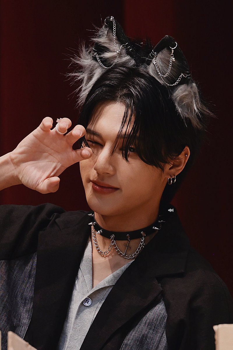 Pretty fox bf is here (kinda. Admin is out of town until later today)